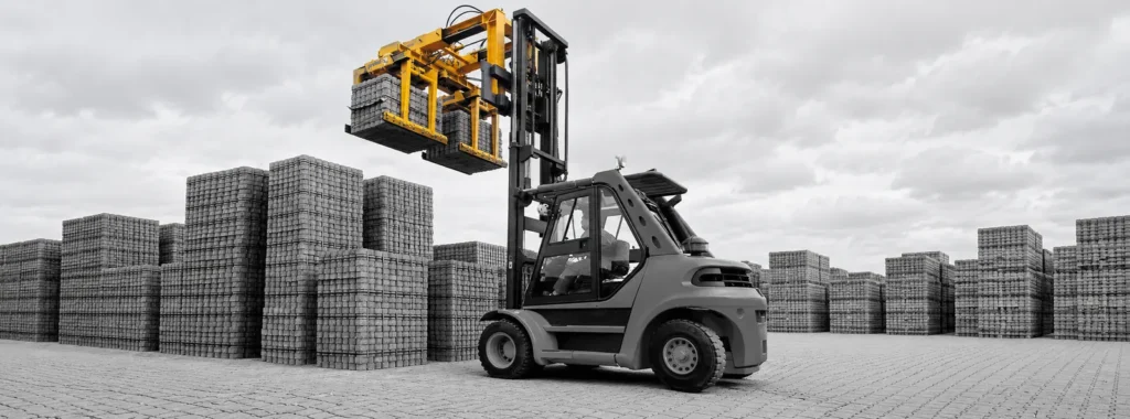 Beton parke taşlarını taşıyan forklift ataşmanı